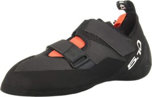 Fotografía en perspectiva del pie de gato Kirigami de la marca Five Ten 5.10