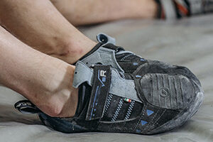 Pies de un hombre calzados con pies de gato, descansando.